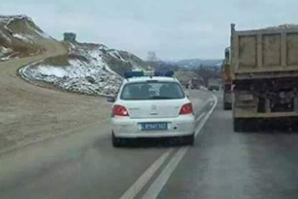 POLICIJSKI AUTOMOBIL PRETIČE PREKO DUPLE PUNE LINIJE! Tviter gori zbog ove fotografije (FOTO)