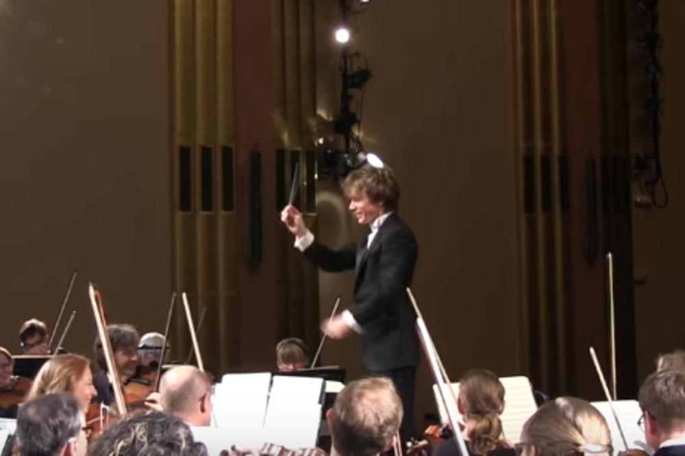 ZASPALA NA KONCERTU KLASIČNE MUZIKE, PA SE PROBUDILA UZ VRISAK: Njen BLAM nasmejao je sve u sali, pa i orkestar! (VIDEO)