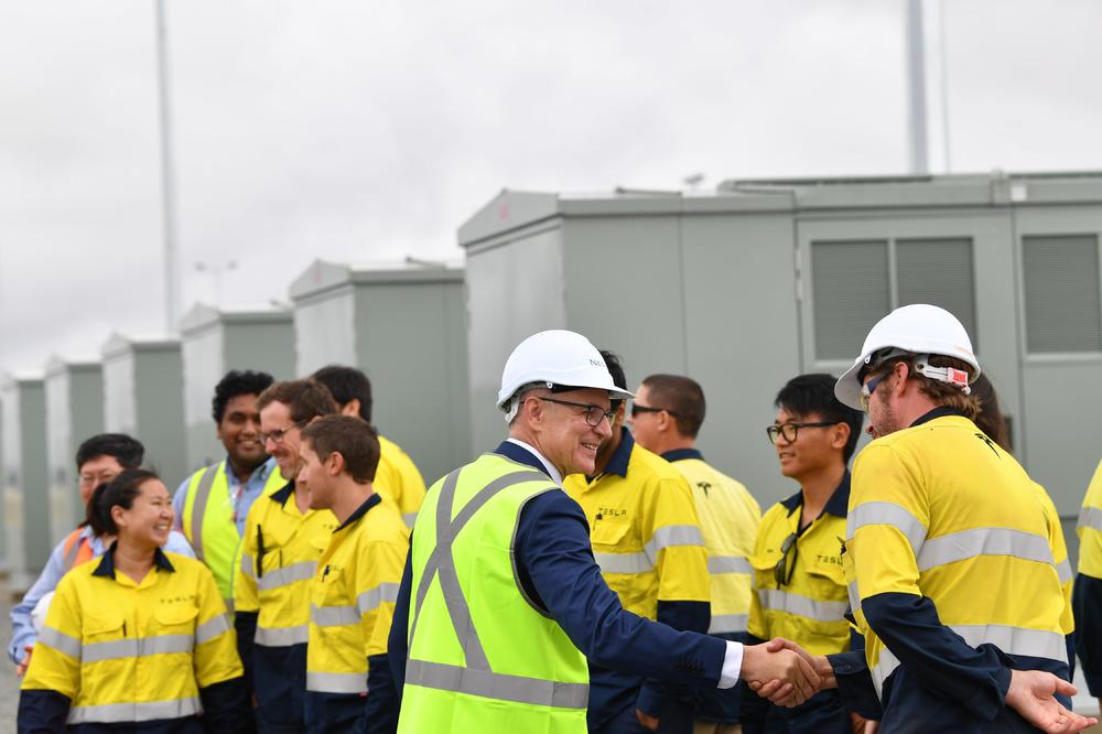 Za 100 dana uspeo je da napravi NAJVEĆU LITIJUM-JONSKU BATERIJU na svetu!