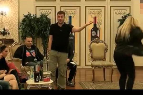 PU, PI**A TI MA***INA SMRDLJIVA! Miljanina majka PLJUNULA u lice Marinkovića! Biće baka njegovom detetu, a ponaša se OVAKO - UŽAS i SRAMOTA (VIDEO)