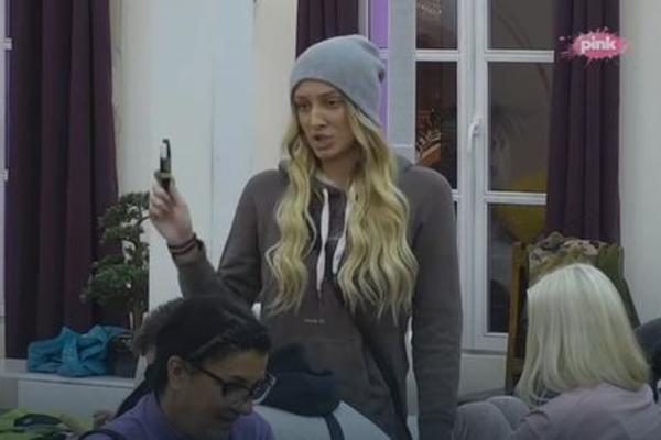 KIJA ŠOKIRANA GLEDALA LUNU I NJENE LJUBOMORNE REAKCIJE: Kada se otkrila tajna šifra supružnika, Đoganijeva dobila NERVNI SLOM!