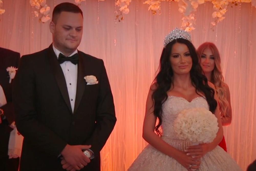 SRPSKI POLITIČAR OŽENIO PEVAČICU: Luksuzna svadba na Fruškoj gori, BISLIMI STAO NA LUDI KAMEN SA PEVAČICOM! (VIDEO)