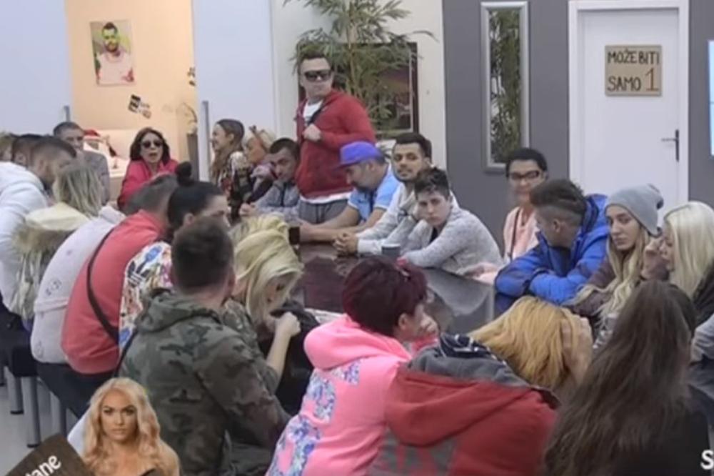 OPAAA! PAO NOVI SEKS U ZADRUZI: Ustao je i pred svima priznao šta joj je radio ispod jorgana, a ona razvukla kez i ćuti kao zalivena! (VIDEO)