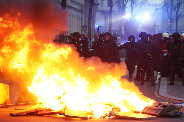 PAKAO U GRČKOJ! Navijači AEKA ZAPALILI POLICAJCA! (VIDEO)