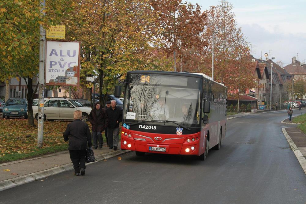 Autobusu gole u ŽENA POTPUNO