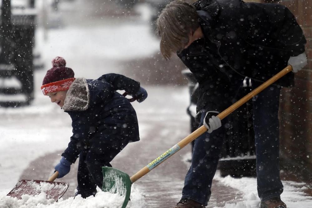 HILJADE I HILJADE RAZLOGA DA UZMETE LOPATU U ŠAKE: Kazne, ako ne čistite sneg ispred kuće ili zgrade, su PAPRENE!