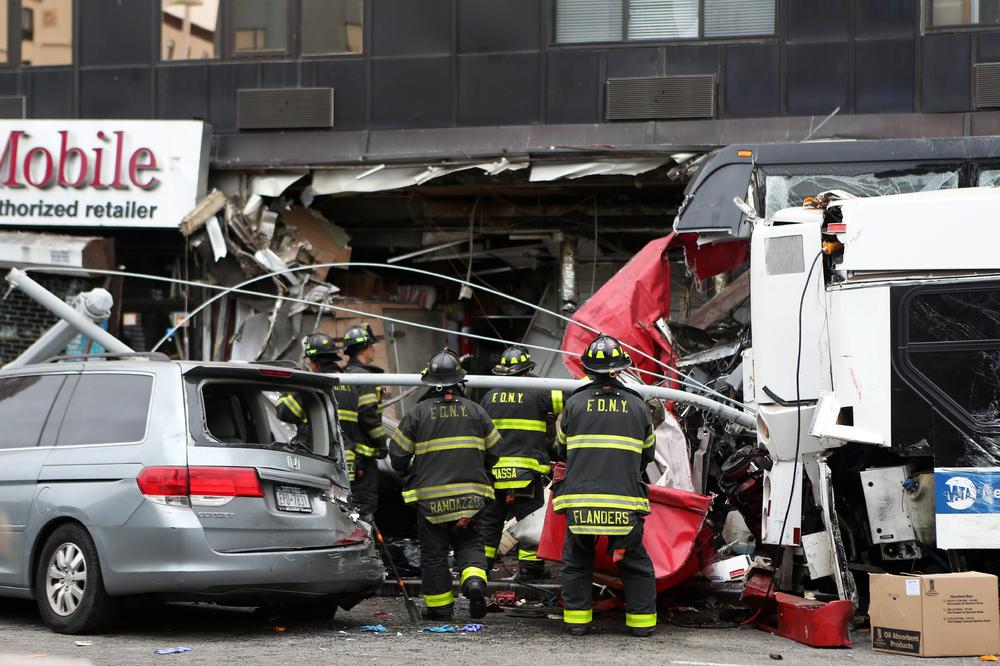 UŽAS U NJUJORKU: Autom uleteo među prolaznike, ima nastradalih i teško povređenih!