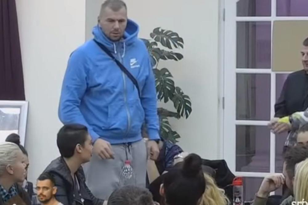 POLUDIM OD TVOG DODIRA, JER NISAM DUGO... Pismo zadrugarke oženjenom Janjušu otkrilo novu aferu! Izjavila mu ljubav, iako ima dečka!