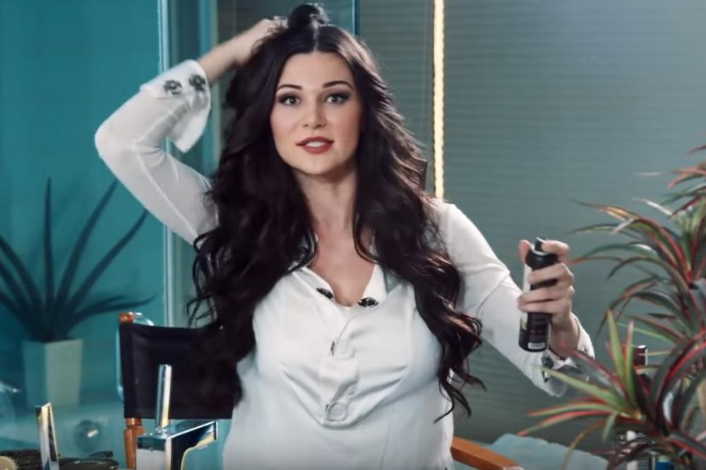 ONA JE SRPKINJA SA NAJBOLJIM DEKOLTEOM NA SVETU: Žene luduju za njenim telom, muškarci je se plaše, a ona navija za Partizan! (FOTO)