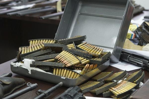 POLICIJA PRONAŠLA ARSENAL ORUŽJA U SREMSKOJ MITROVICI: Mitrovčanin bio naoružan do zuba, sad će dobiti krivičnu