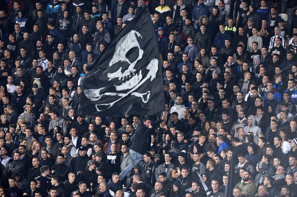 Grobari u Kijevu napadnuti SIGNALNIM RAKETAMA, huligani im skakali po taksiju! (VIDEO)