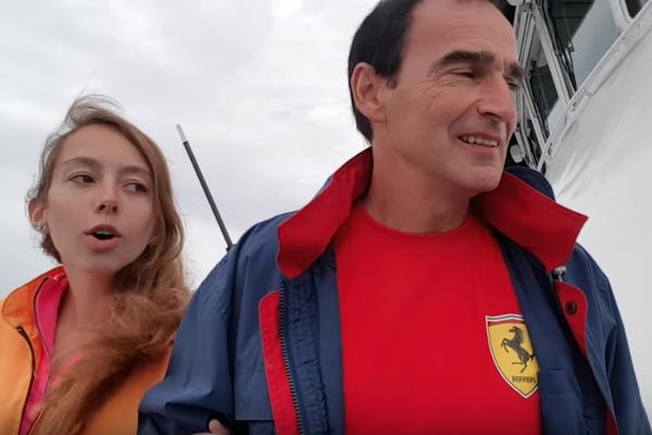 Ona ima 19 godina, a on 53!  PLANIRAJU VENČANJE, a zbog ovog detalja pola sveta ih MRZI A POLA OBOŽAVA! (VIDEO)