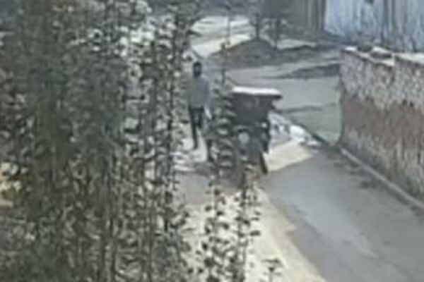 NEZAPAMĆENO DIVLJAŠTVO: Lopov prišao ženi i IŠČUPAO JOJ MINĐUŠE SA UŠIJU! (VIDEO)