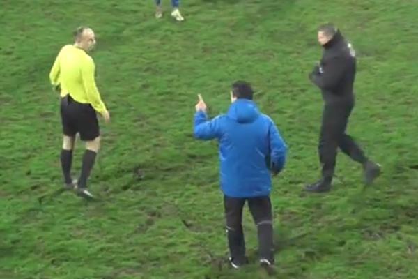 NEMOJ DA ME UDARAŠ, NE DIRAJ ME! Opet incident u Superligi, opet napad na sudiju! (VIDEO)