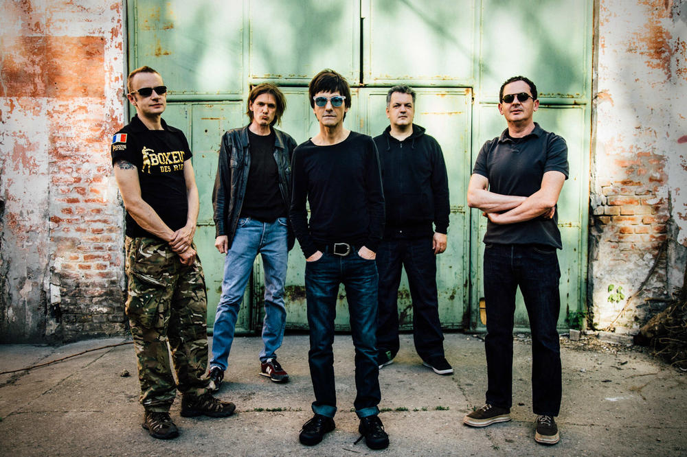 POKAZUJU KAKO SE PRAŠI DOBAR ROCK AND ROLL: Veliki beogradski koncert grupe Obojeni program! (VIDEO)