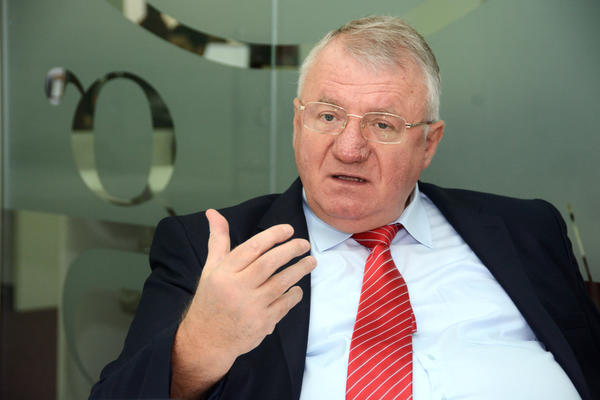 ŽAO MI JE ŠTO U SREDNJOJ ŠKOLI NISAM JOŠ JAČE TUKAO ŠEŠELJA: Javio se HRVAT koji je išao u odeljenje sa liderom SRS!