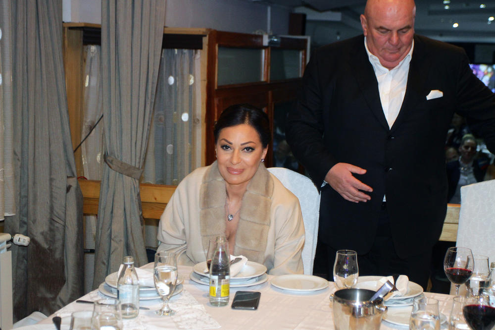 OTKRIVENO SA KIM SE CECA DOPISUJE! Isplivao snimak pevačice i šarmantnog mladog momka! (VIDEO)