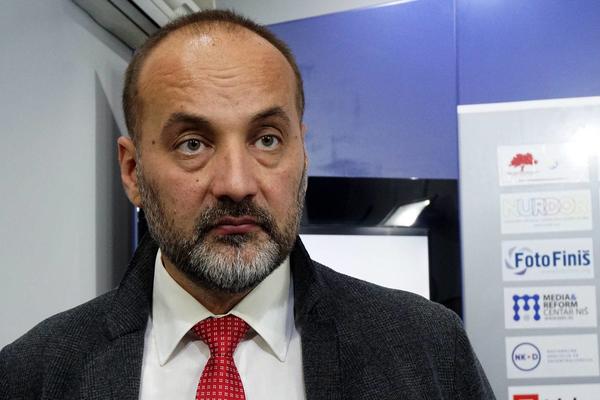 JANKOVIĆ POBESNEO ZBOG PRETNJI ČLANU PSG: Legitimisanje, nasilje, pretres u Pećincima! (FOTO)