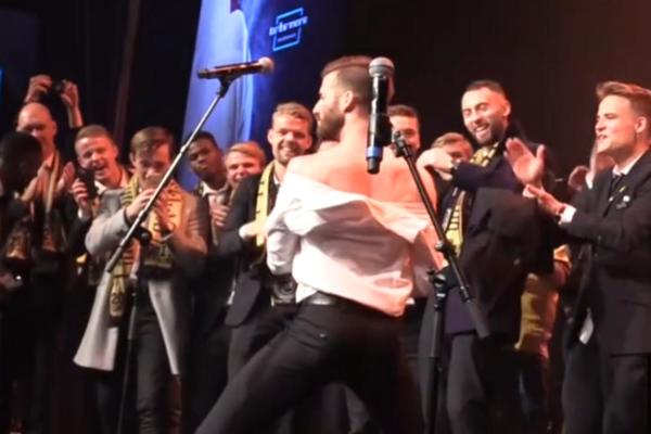 NAPRAVIO LOM! Osvojili Kup kralja, a fudbaler se skinuo go i stavio pehar na međunožje! (VIDEO 18+)