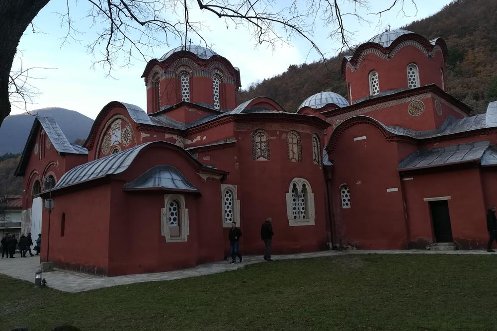 PATRIJARHA PORFIRIJA ČEKA TRON U DREVNOM SEDIŠTU SPC: Uvođenje u presto u Peći NOSI DUBOKU SIMBOLIKU