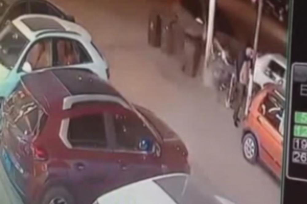 IZBEGAO SIGURNU SMRT ČAK DVA PUTA U SAMO PAR SEKUNDI: Ovaj čovek je imao suludu sreću! (VIDEO)