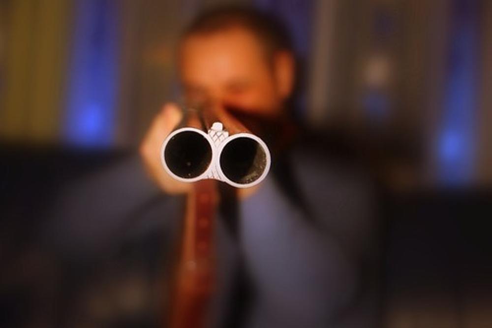 UHAPŠEN ZBOG IZNUDE: Uperio je žrtvi PUŠKU U LICE I TRAŽIO DA MU PREPIŠE KUĆU!