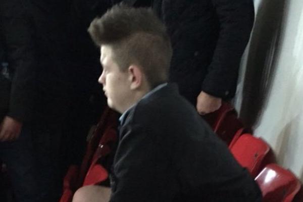 Javio se klinac koji je zgrozio svet velikom nuždom na tribini! Ima samo 17 godina i bio je odvaljen od života! (VIDEO 18+)