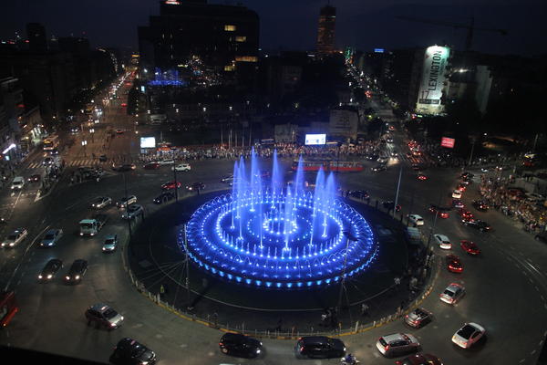 Članovi Ne davimo Beograd kružili oko fontane na Slaviji u automobilu u obliku patke