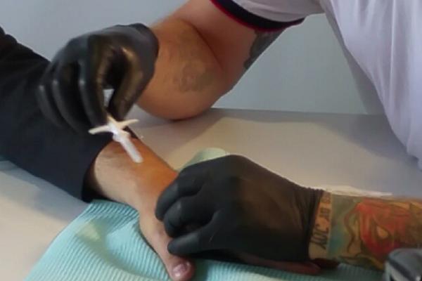 POČELO JE! U Švedskoj su čipovali 3 hiljade ljudi! Sledeća je na redu Italija!