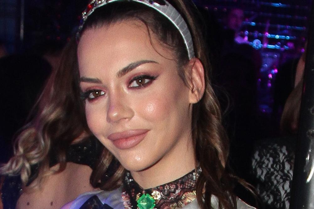 TOPALKOVA ĆERKA NE PRESTAJE DA PROVOCIRA: Ovoga puta se pojavila BEZ GAĆICA I BRUSA! Muškarci, da li ste spremni za ovo?! (FOTO)