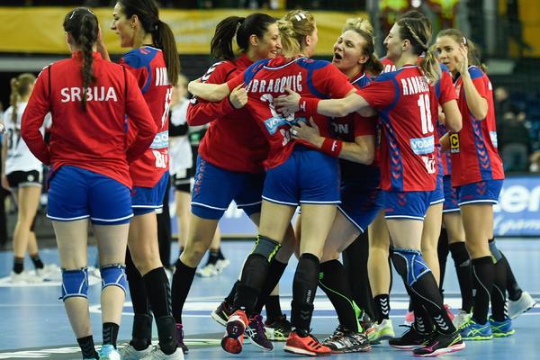 NEMA MUZIKE U SVLAČIONICI, IDEMO DALJE! Rukometašice Srbije čvrsto na zemlji posle osvojenog boda, ali i žale za pobedom! (FOTO) (VIDEO)