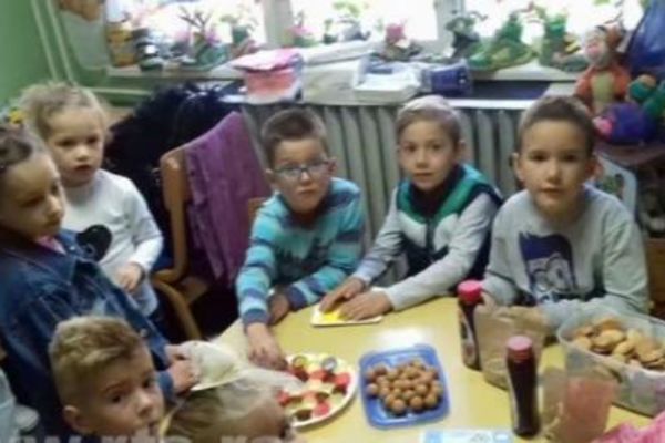 MALI LJUDI VELIKOG SRCA: Kad čujete zašto ovi osnovci prodaju kolače i skupljaju novac ZAGREJAĆE VAM SE SRCE (FOTO)