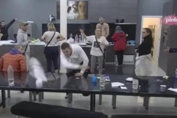 ANĐELO SKROZ ODLEPIO: Uspeli su da izvuku sve NAJGORE iz njega, URLAO i LOMIO sve što mu je palo pod ruku - UŽAS (VIDEO)