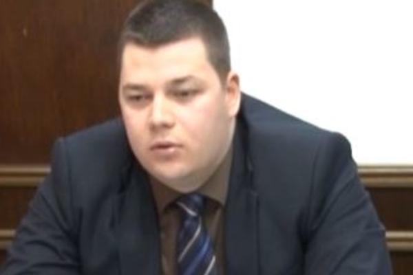 BIFTEK KOJI JEDEM KOŠTA KAO TVOJA PLATA! NISI MOJ NIVO OLOŠU, ZA TEBE SAM GOSPODIN! Ovako predsednik opštine Plandište vređa ratnog veterana s Kosova!