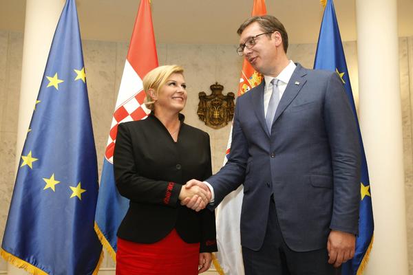 DIVAN POTEZ PREDSEDNIKA SRBIJE Vučić reagovao nakon Kolindine operacije i nabacio joj OSMEH NA LICE! (FOTO)