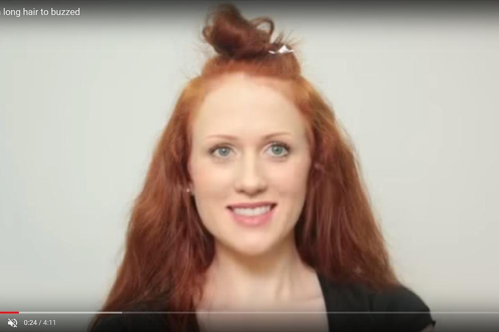 Imala je prelepu, dugu, crvenu kosu, a ONDA SE OŠIŠALA NA ĆELAVO! Pogledala se u ogledalo i nastao je MUK! (VIDEO)