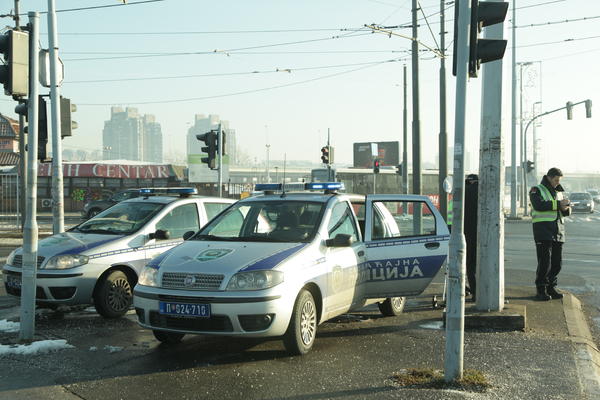 HAOS NA AUTOPUTU! Automobil se zakucao u ogradu, kolaps u saobraćaju! VOZAČI OPREZ!