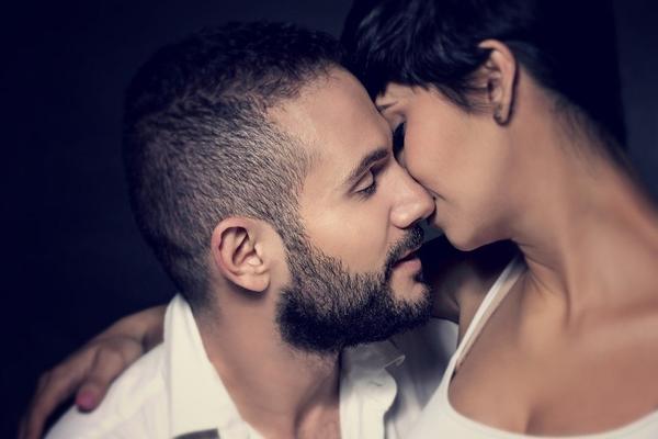 Prljave ženske igre! Kako da ga naterate da juri za vama? (FOTO)  (GIF)