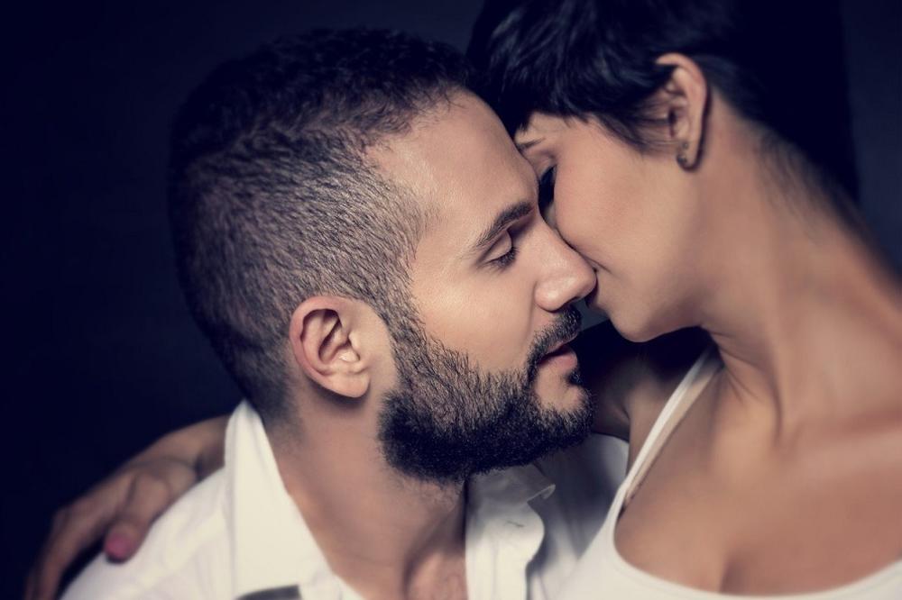 Prljave ženske igre! Kako da ga naterate da juri za vama? (FOTO)  (GIF)