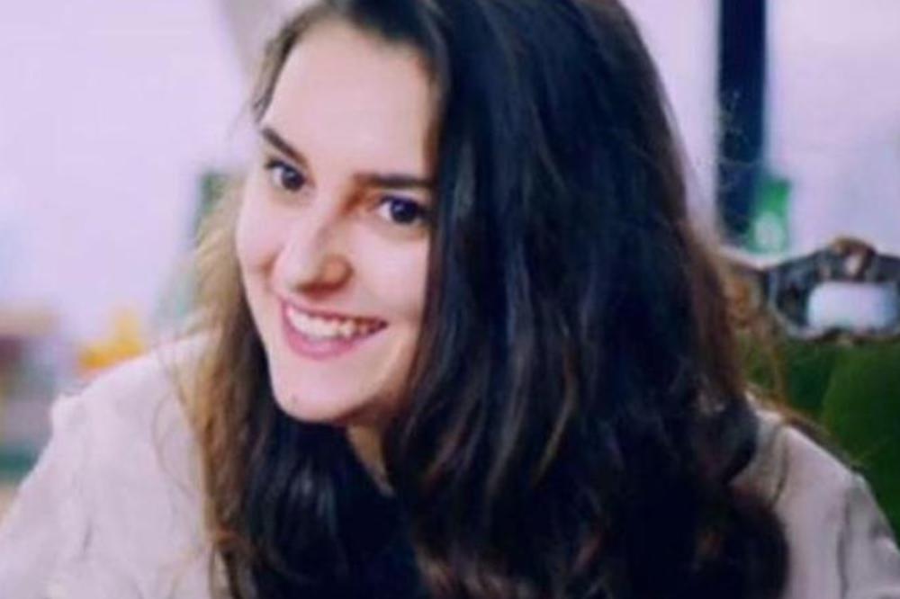 TETOVAŽA JOJ UNIŠTILA ROMANTIČNI ŽIVOT: Pokajala se zbog bezobraznog natpisa iznad prepona! (FOTO)