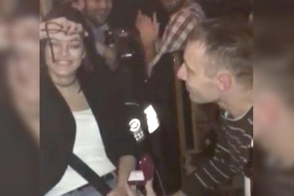 MLADI ŠEŠELJ ZAPROSIO 11 GODINA MLAĐU DEVOJKU, I TO UZ OVOG PEVAČA: Sprema se velika RADIKALSKA SVADBA! (VIDEO)