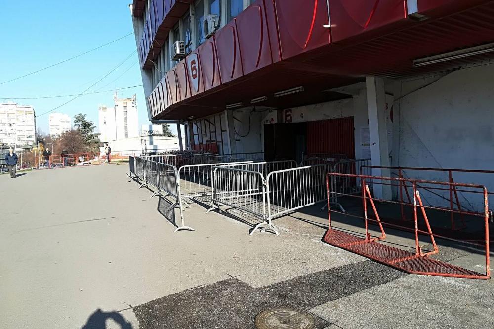 NA MARAKANI OPSADNO STANJE: Ograde, žice, kontrola... Ni muva ne može da proleti neprimećeno! (FOTO) (VIDEO)