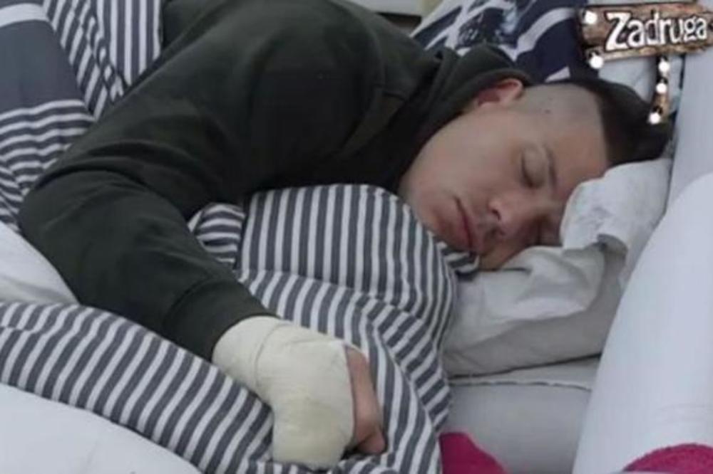 SLOBA ODVEDEN NA OPERACIJU? Sa njim je na ortopediji na Banjici njegova majka Draginja!