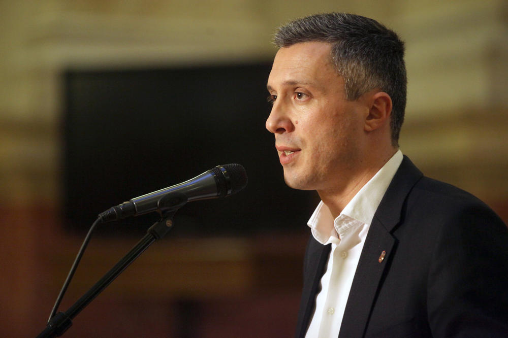 DEDA MRAZ PORANIO, SNS DELI PAKETIĆE PO KOSTOLCU u vreme izborne tišine! Boško Obradović objavio video na kom se vide naprednjaci koji kupuju glasove! (VIDEO)