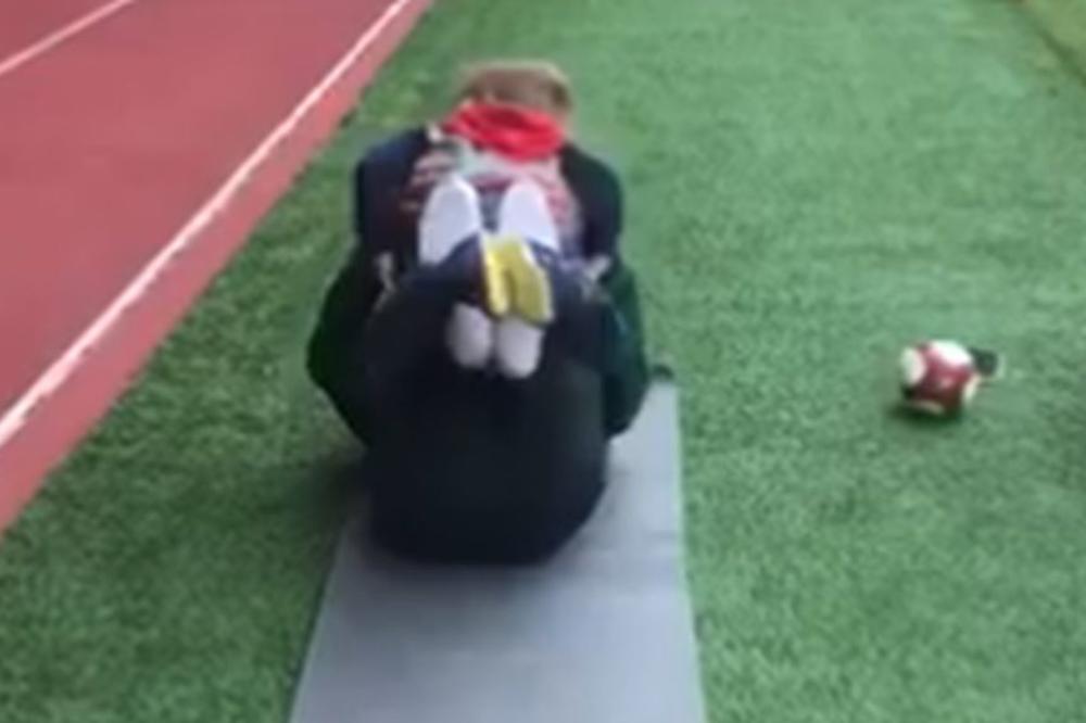 Stefan je glavni rekvizit na Novakovim treninzima: Ovo je najbolja vežba za trbušnjake! (VIDEO)