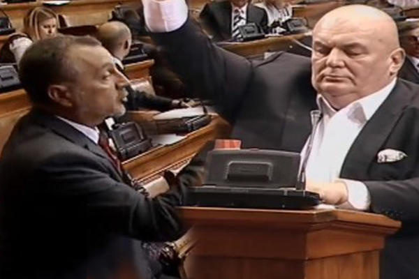 2.000 ZA GOSPOĐU I U SKUPŠTINI: Palma i Živković u verbalnom fajtu: Ko kome tu deli hiljadarke? Uskočio i Marjan (VIDEO)