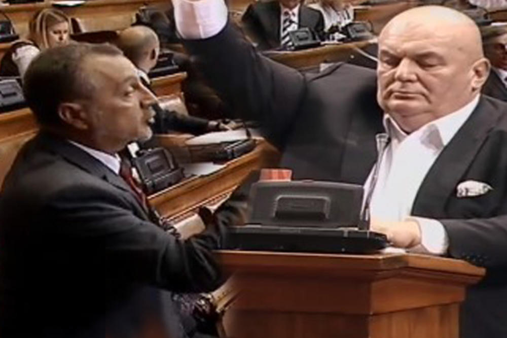 2.000 ZA GOSPOĐU I U SKUPŠTINI: Palma i Živković u verbalnom fajtu: Ko kome tu deli hiljadarke? Uskočio i Marjan (VIDEO)