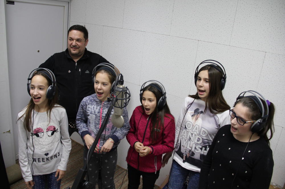 ZABAVA ZA NAJMLAĐE: Uskoro novi model Wartburg Limuzine (VIDEO)