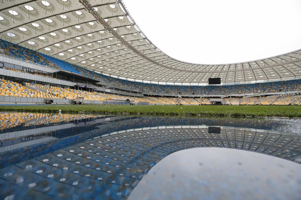 PRVO IH TUKLI, PA IH ONDA GOSTILI! Evo kako su Ukrajinci dočekali Partizan na stadionu u Kijevu! (VIDEO)