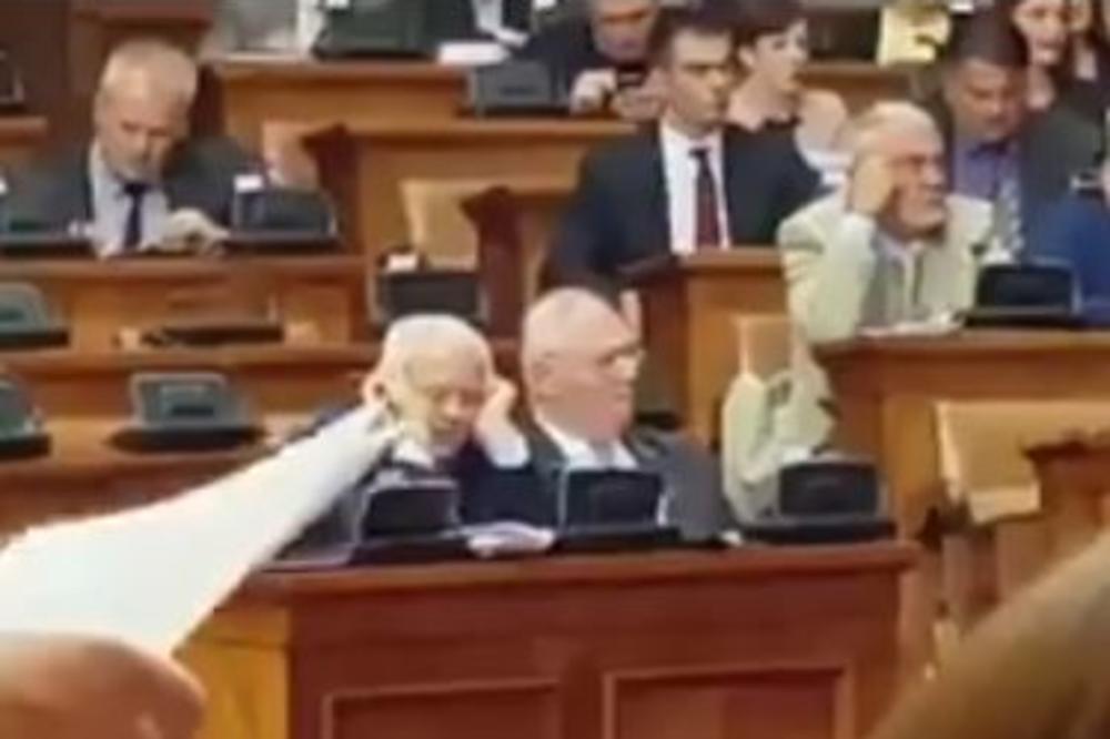 AUUUU JEL' MU CURI BALA? POSLANIK SNS SPAVA U SKUPŠTINI SRBIJE! Atlagić se nalaktio i zaspao, TVITERAŠI GA URNISALI!  (VIDEO)
